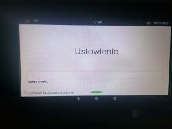 Ekran ustawień na urządzeniu elektronicznym z polem do wpisania adresu e-mail.