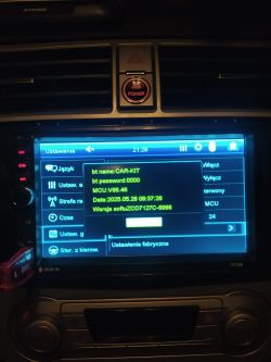 Ustawienia systemowe radia Podofo 7018B w samochodzie Ekran ustawień radia samochodowego Podofo 7018B z informacjami o wersji oprogramowania.