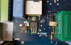 Zbliżenie PCB ze sterownika: MOSFET P10NK60ZFP i elementy DB207 oraz PC817 zaznaczone ramkami