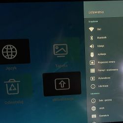 Menu ustawień Smart TV Android Box z opcjami języka, tapety, sieci i innymi.