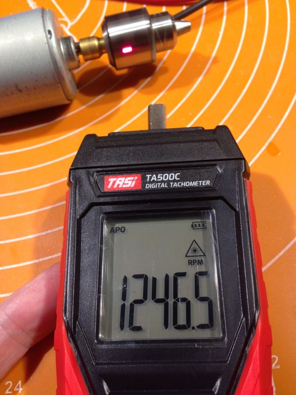 Tachometr TA 500C - pomiar prędkości obrotowej części ruchomych. Opis możliwości i obsługi.