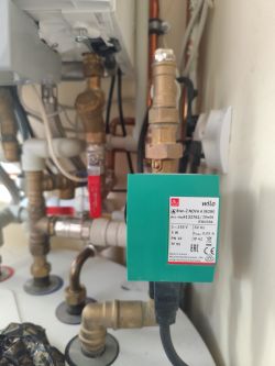 Zdjęcie ukazuje instalację hydrauliczną z pompą marki Wilo i plastikowymi rurami.