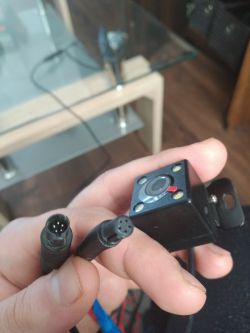 Jak podłączyć kamerę cofania RCA do lusterka z Androidem?