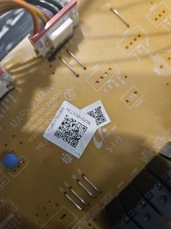 Zbliżenie na płytę PCB piekarnika Samsung z widocznymi oznaczeniami i kodem QR