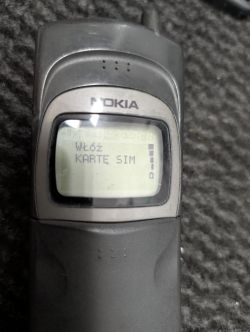 Telefon Nokia z widocznym napisem „Włóż kartę SIM” na ekranie