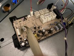 Uszkodzony moduł zasilania piekarnika Whirlpool AKZ 237/IX Moduł elektroniczny z uszkodzeniem na płytce PCB piekarnika Whirlpool