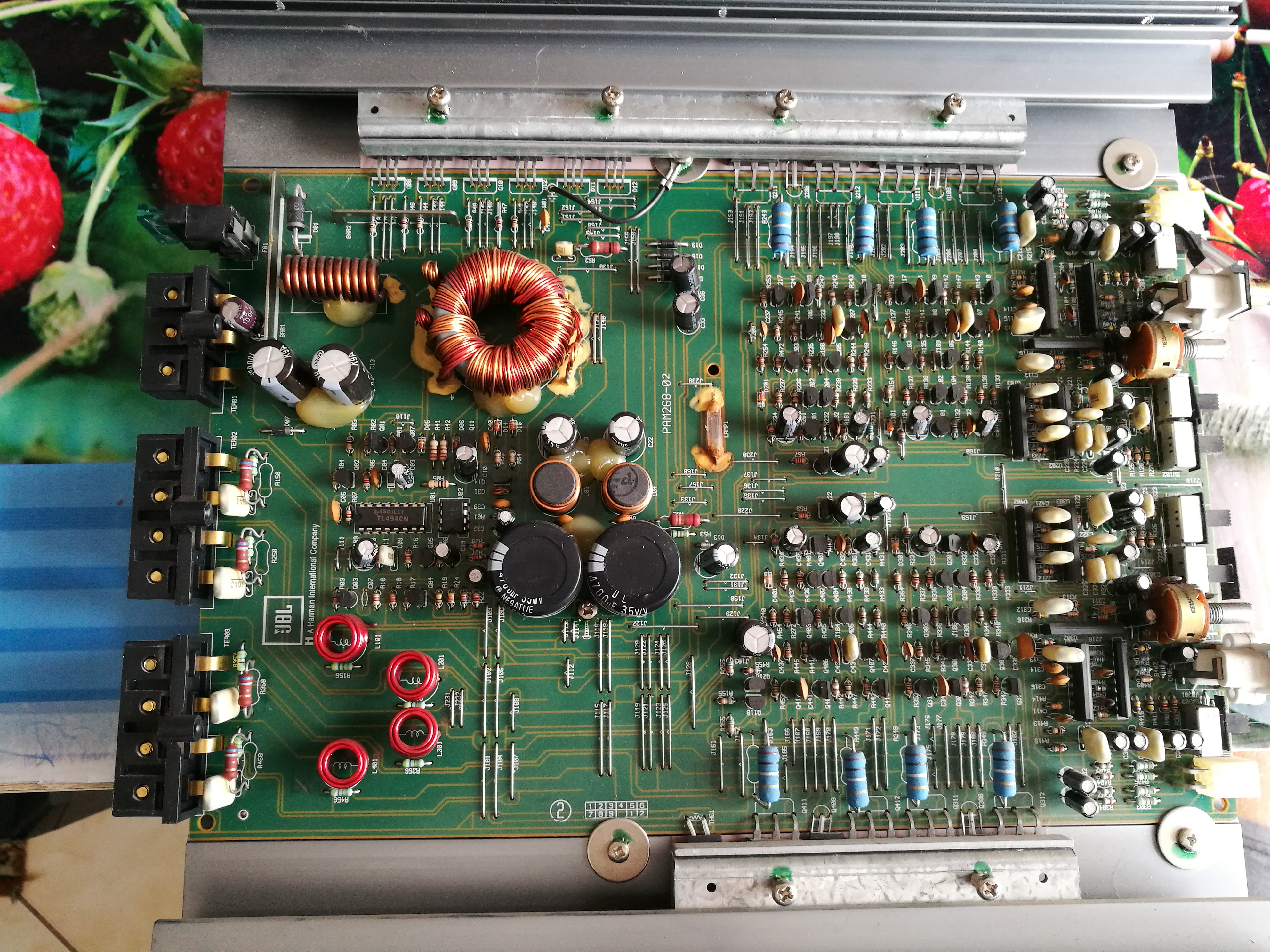 Jak naprawić wzmacniacz JBL DA3504, który nie uruchamia się po dłuższym