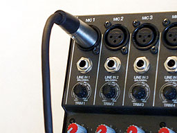 Przedwzmacniacz gitarowy w kablu