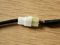 Samochodowa złączka 2-pinowa z zatrzaskiem.