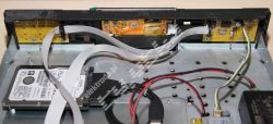 Wnętrze obudowy z zamontowanym dyskiem HDD, taśmami i ekranem 4,3 TFT