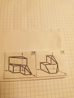 Dwa rysunki siatek brył na kartce milimetrowej.