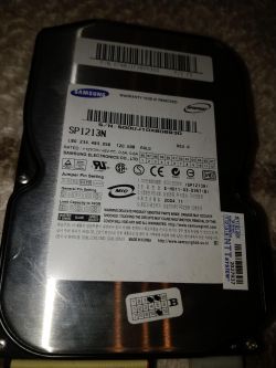 Dysk twardy Samsung SP1213N z etykietą informacyjną.