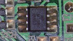 Zbliżenie na układ scalony LM358 zamontowany na płytce PCB z widocznymi ścieżkami i lutowaniem powierzchniowym.
