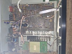 Wnętrze amplitunera Yamaha DSP-e580 z widocznymi częściami elektronicznymi.