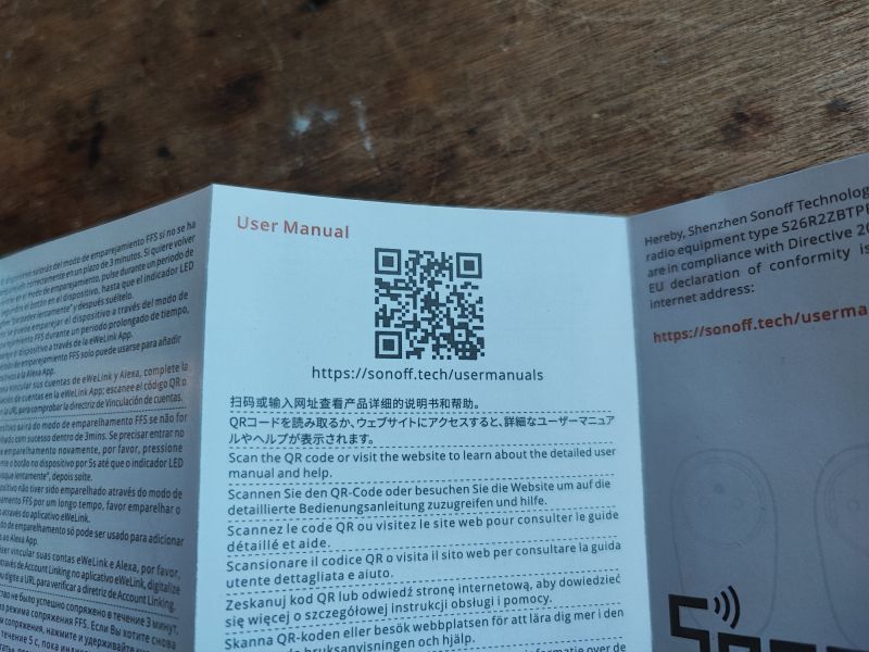 Ulotka z instrukcją obsługi Sonoff S26R2ZB z kodem QR i linkiem do strony z podręcznikami użytkownika.