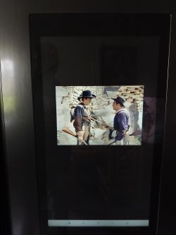 Ekran lodówki Samsung wyświetlający film z westernem przez funkcję Smart View.