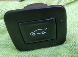 Opel Astra Sports Tourer - przycisk klapy bagażnika