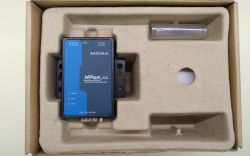 Nowy serwer urządzeń szeregowych Moxa 5130 w opakowaniu.