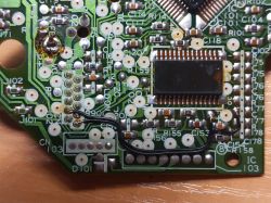 Płytka elektroniki z układami scalonymi i elementami SMD