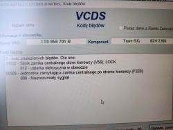 Zrzut ekranu z programu VCDS pokazujący kody błędów dotyczące zamka centralnego w Volkswagenie Touran.