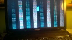 Samsung NP-R540 - Pasy na ekranie pojawiające się po kilkunastu minutach