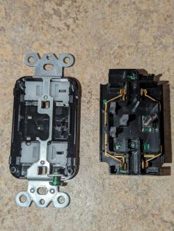 Disassembled interior of the YSW102 WiFi smart socket.