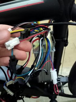 Silnik w rowerze elektrycznym uruchamia się, ale nie obraca koła - wada czy błędne podłączenie?