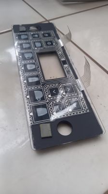 Panel styków elektronicznych z widocznymi przyciskami i okablowaniem.