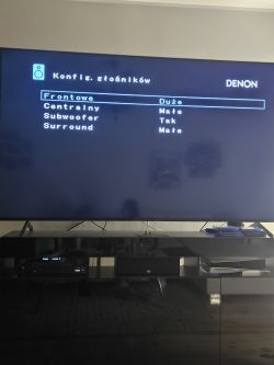Menu konfiguracji głośników na ekranie telewizora z ustawieniami dla sprzętu Denon.