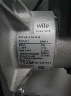 Pompa Wilo Yonos PARA z widoczną tabliczką znamionową.