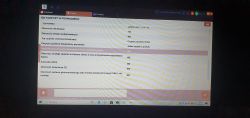 Zrzut ekranu z ustawieniami komputera pokładowego pojazdu, zawierający opcje związane z komfortem jazdy i telematyką.