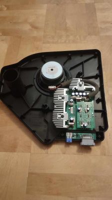 Fabryczny głośnik basowy z wzmacniaczem z bagażnika samochodu.