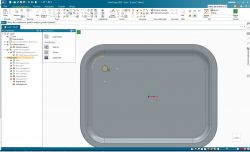 Zrzut ekranu programu Solid Edge z modelem tacy