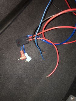 Jak podłączyć tubę ze wzmacniaczem używając kablów w bagażniku?