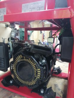 Silnik agregatu prądotwórczego Einhell TC-IG 1100 widziany z boku