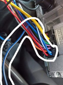 Montaż separatora do niefabrycznego radia: podłączenie kabla REMOTE TURN-ON do zasilania