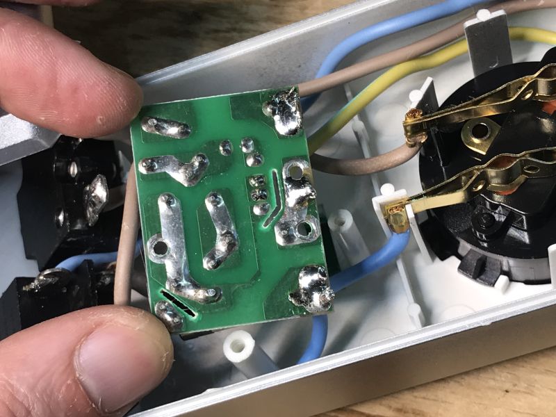 Płytka PCB z elementami lutowanymi wewnątrz listwy zasilającej Brennenstuhl