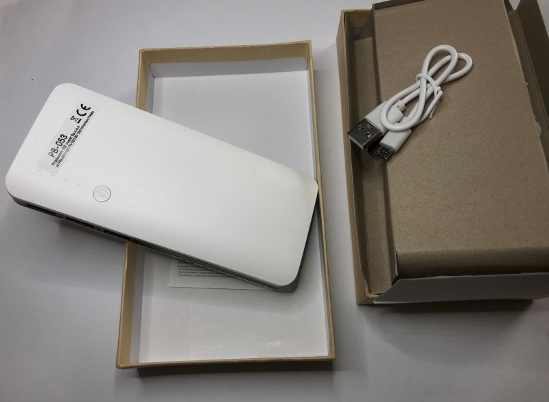 Biały powerbank PB-053 z mikroUSB i kablem w kartonowym opakowaniu