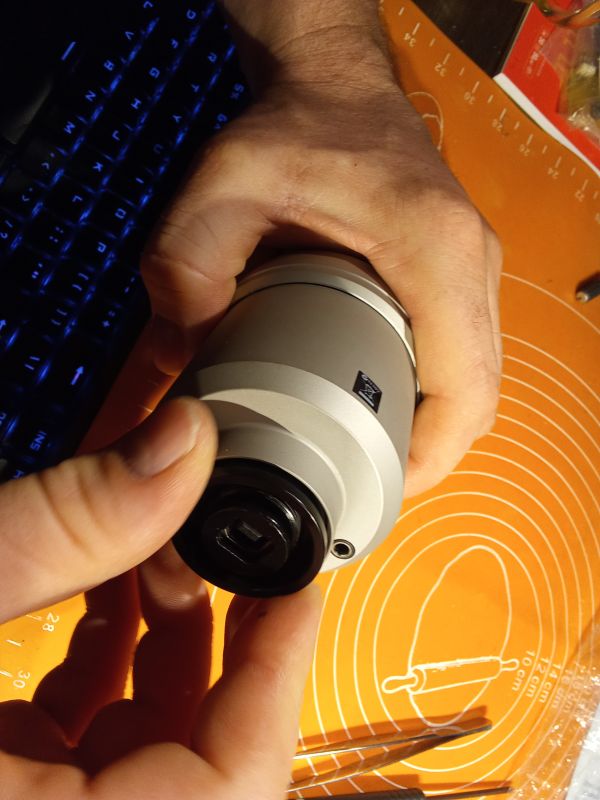 Osoba trzymająca mikrofon pojemnościowy Samson G Track nad klawiaturą.