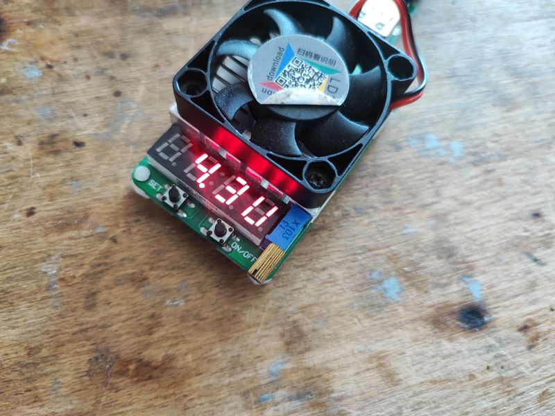 Urządzenie miernicze z wyświetlaczem i wentylatorem na drewnianej powierzchni