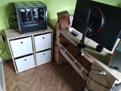 Ustawienie głośników EDIFIER R1280DB na biurku - wpływ akustyki pomieszczenia