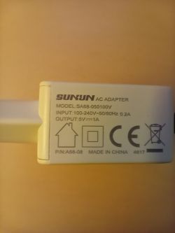Biała ładowarka sieciowa SUNYUN z widoczną etykietą specyfikacji 5V 1A