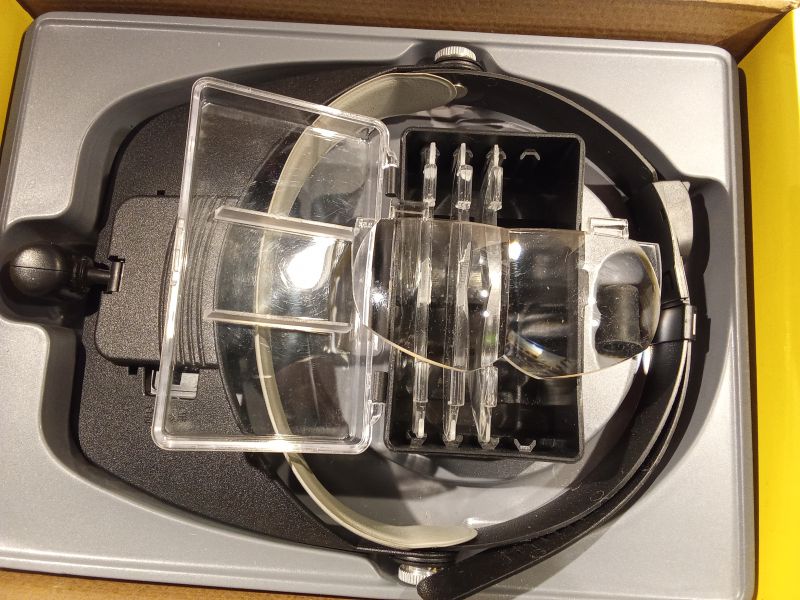 Recenzja daszka z lupą przy pracy z małymi elementami elektronicznymi