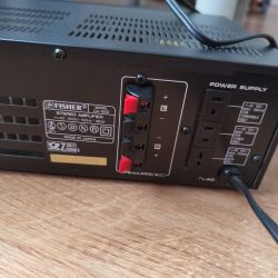 Tył wzmacniacza Fisher CA-520 z zaciskami głośnikowymi