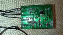 Zbliżenie na płytkę PCB z elementami elektronicznymi i przylutowanymi przewodami