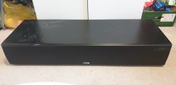 Soundbar Canton DM90 leżący na podłodze.