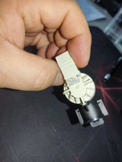 Osoba trzymająca czujnik do zmywarki Electrolux.