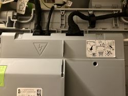 Panel elektryczny z ikoną wysokiego napięcia i instrukcją demontażu.