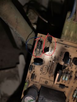 Zbliżenie na płytkę elektroniczną z zaznaczonym rezystorem.