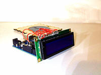 Robot-asystent dbający o roślinkę doniczkową.